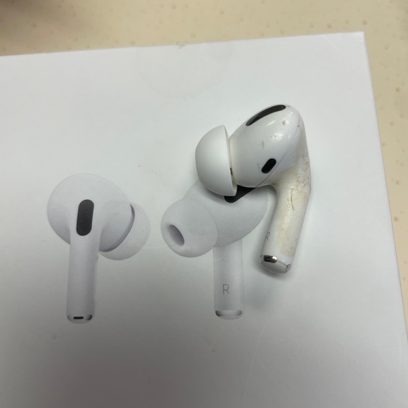 AirPods Pro (1st Generation) with Wireless Charging Case and Charging Cord - Picture 16 of 16